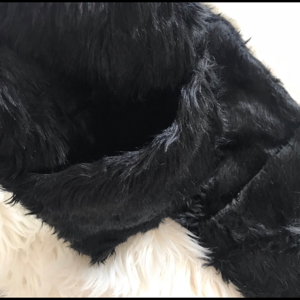 🖤Beautiful Black Shaggy Scarf with Pockets🖤